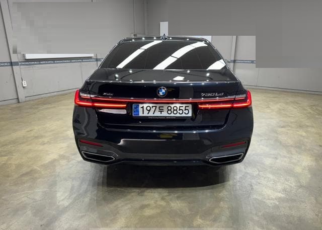 Is the BMW 7 SERIES 2022 available with hybrid engine options?