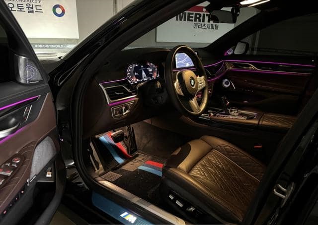 Is the BMW 7 SERIES 2022 available with hybrid engine options?