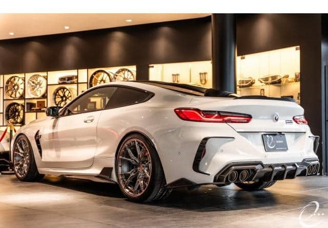 What are the key features of the BMW M8 2020?
