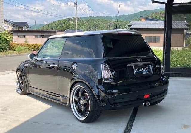 Is the BMW MINI 2005 suitable for Uganda’s road conditions?
