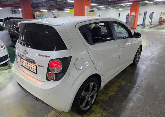 Is the CHEVROLET AVEO 2016 fuel efficient for daily commuting in Uganda?
