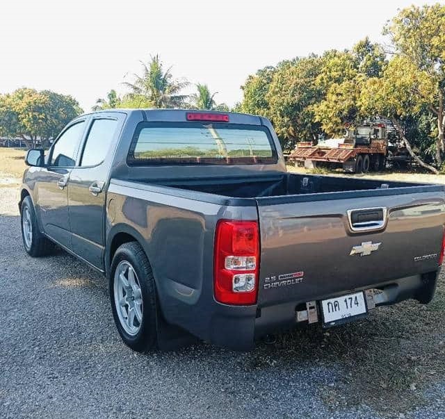 Is the CHEVROLET COLORADO 2.5 LT 2013 fuel-efficient for Ugandan roads?