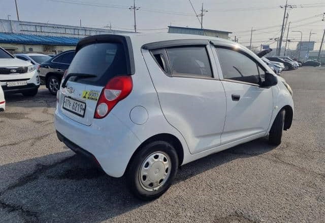 Is the CHEVROLET SPARK 2015 fuel-efficient for urban driving in Uganda?