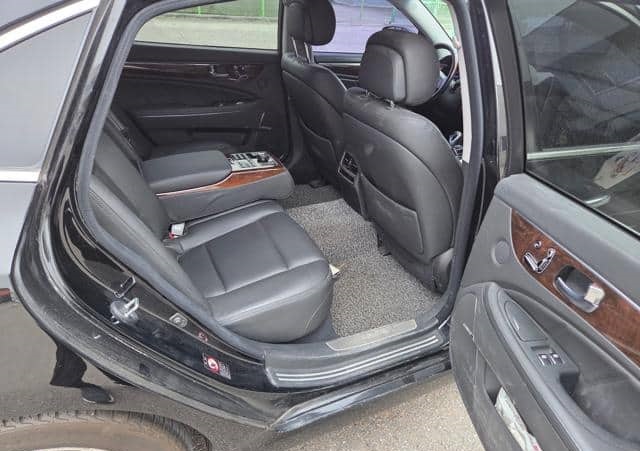 Is the HYUNDAI EQUUS VS380 2013 suitable for Ugandan road conditions?