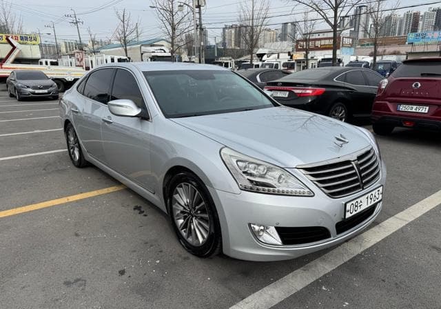 Is the HYUNDAI EQUUS VS380 2015 fuel-efficient for long drives in Uganda?