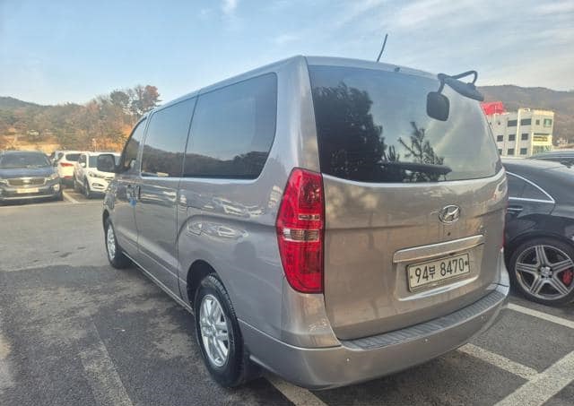 Is the HYUNDAI GRAND STAREX 2016 a good choice for family travel in Uganda?