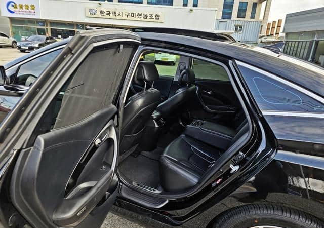 Is the HYUNDAI GRANDEUR LPG HG300 PREMIUM 2014 fuel-efficient for Ugandan roads?