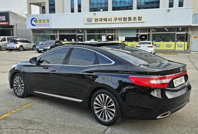 Is the HYUNDAI GRANDEUR LPG HG300 PREMIUM 2014 fuel-efficient for Ugandan roads?