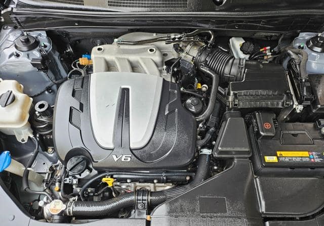 Is the HYUNDAI GRANDEUR LPG HG300 MODERN 2015 fuel-efficient for Ugandan roads?