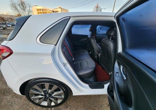 Is the HYUNDAI I30 2017 fuel-efficient for city driving?