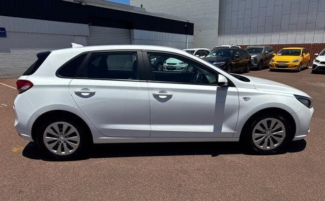 Is the HYUNDAI I30 2.0 2020 fuel efficient for urban driving in Uganda?