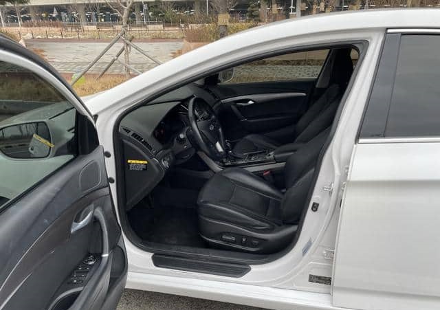 Is the HYUNDAI I40 2016 suitable for Ugandan road conditions?