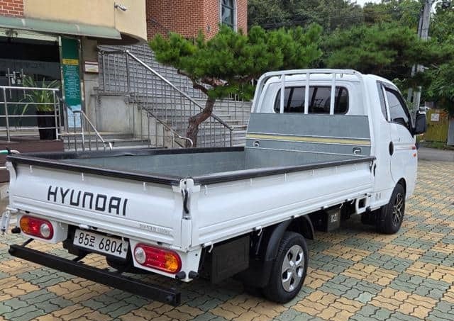 Is the HYUNDAI PORTER SUPER CAP CRDI 2020 fuel efficient for Ugandan roads?