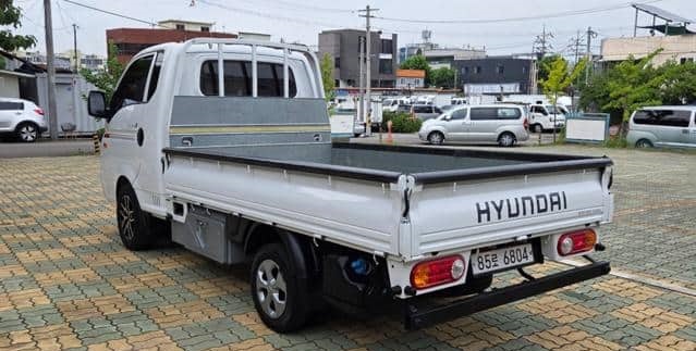 Is the HYUNDAI PORTER SUPER CAP CRDI 2020 fuel efficient for Ugandan roads?