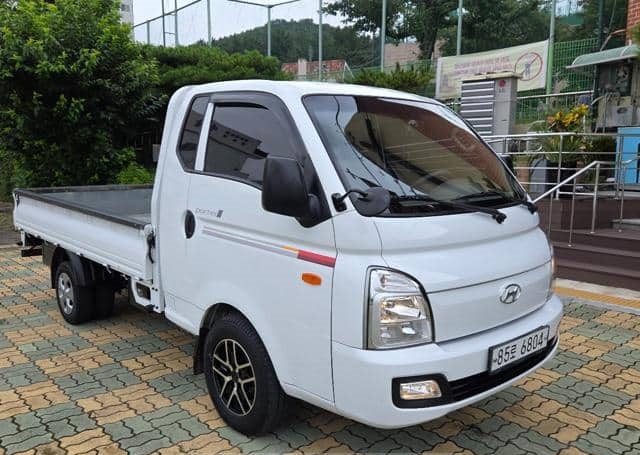 Is the HYUNDAI PORTER SUPER CAP CRDI 2020 fuel efficient for Ugandan roads?