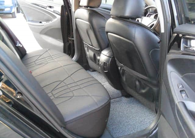 What features make the HYUNDAI SONATA EXCLUSIVE SONATA PREMIER 2011 a great choice for Ugandan drivers?