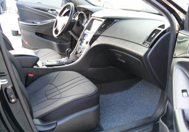 What features make the HYUNDAI SONATA EXCLUSIVE SONATA PREMIER 2011 a great choice for Ugandan drivers?