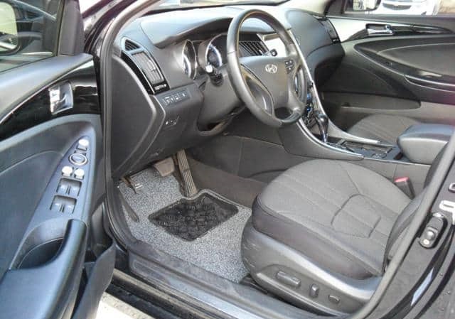 What features make the HYUNDAI SONATA EXCLUSIVE SONATA PREMIER 2011 a great choice for Ugandan drivers?