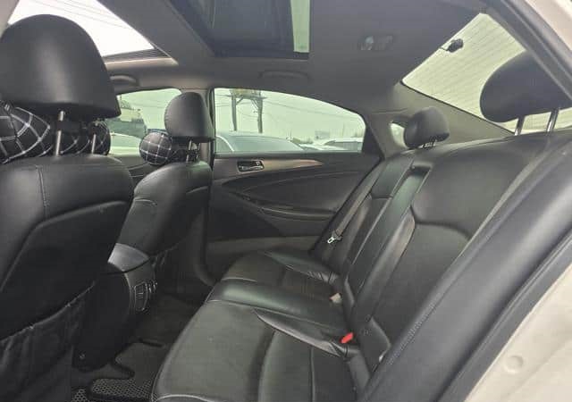 Is the HYUNDAI SONATA EXCLUSIVE SONATA HYBRID 2012 fuel efficient for city driving?