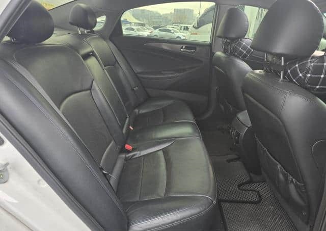 Is the HYUNDAI SONATA EXCLUSIVE SONATA HYBRID 2012 fuel efficient for city driving?
