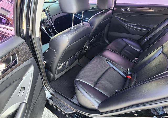 Is the HYUNDAI SONATA EXCLUSIVE SONATA CVVL SMART 2013 fuel-efficient for city driving?