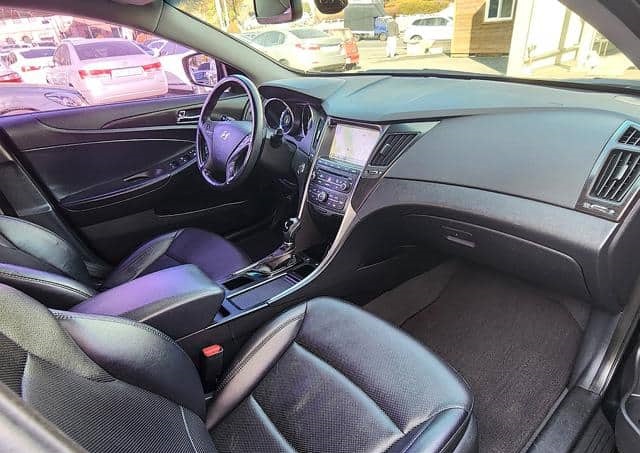 Is the HYUNDAI SONATA EXCLUSIVE SONATA CVVL SMART 2013 fuel-efficient for city driving?