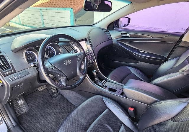 Is the HYUNDAI SONATA EXCLUSIVE SONATA CVVL SMART 2013 fuel-efficient for city driving?