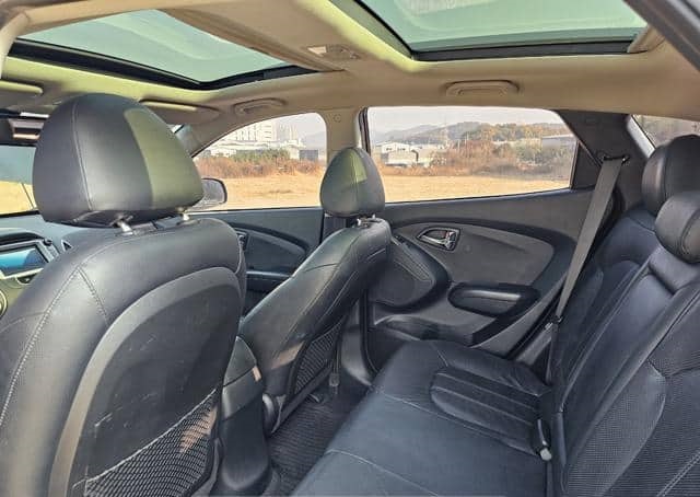 Is the HYUNDAI TUCSON 2011 fuel-efficient for city driving?