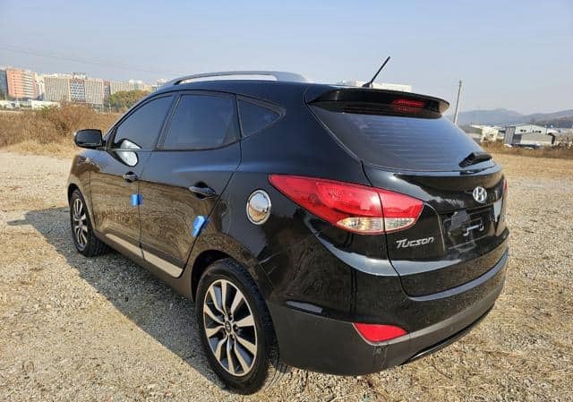 Is the HYUNDAI TUCSON 2011 fuel-efficient for city driving?