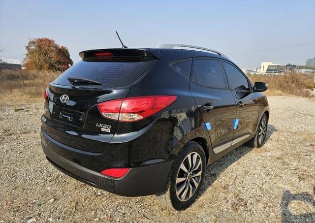 Is the HYUNDAI TUCSON 2011 fuel-efficient for city driving?