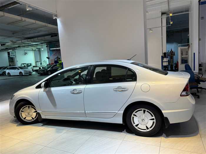 Is the HONDA CIVIC 2010 fuel efficient for Ugandan roads?