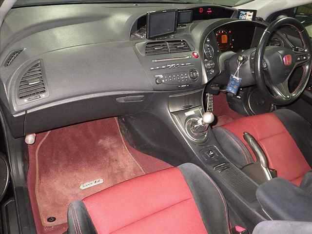 Is the HONDA CIVIC 2012 fuel-efficient for everyday use?