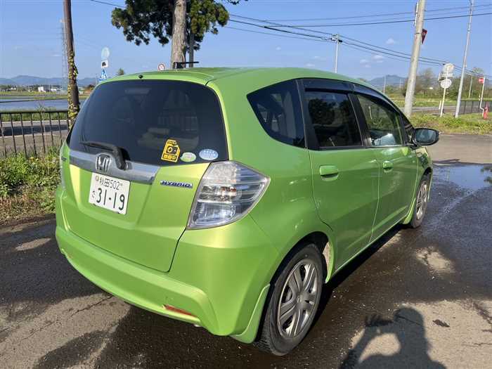 Is the HONDA FIT 2011 fuel-efficient for city driving in Uganda?