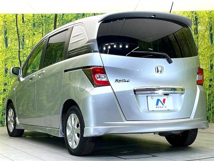 Is the HONDA FREED SPIKE 2011 fuel-efficient for Ugandan roads?
