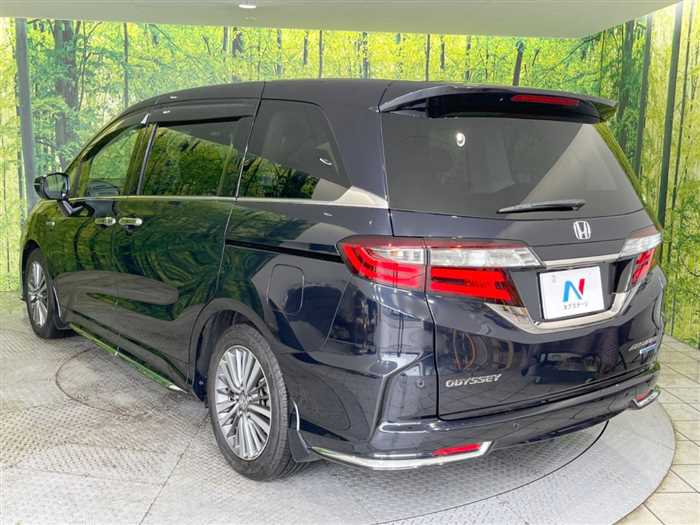 Is the HONDA ODYSSEY HYBRID 2018 suitable for family travel in Uganda?