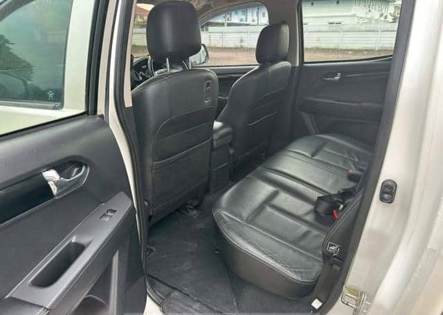 Is the ISUZU D-MAX 3.0 DMAX DOUBLE CAB 2016 suitable for Ugandan terrain?
