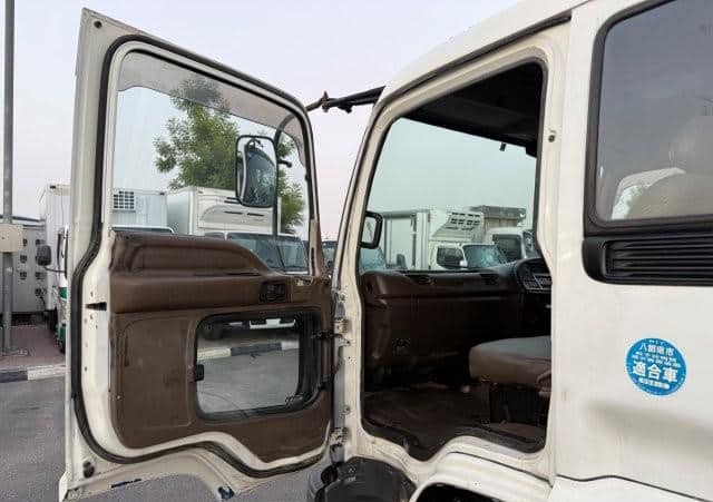 Is the ISUZU FORWARD 6HE1 AIR BREAK BEHIND BED 1994 suitable for rough terrain in Uganda?