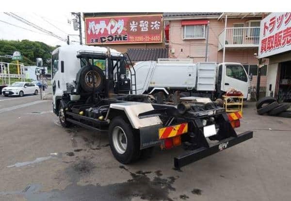 Is the ISUZU FORWARD 2013 suitable for long-distance transportation in Uganda?