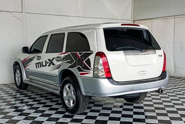 Is the ISUZU MU 2.5 SUV MU-X MU 3.0 MU-7 2005 a good choice for off-road driving?