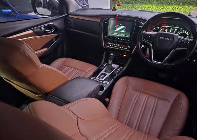 Is the ISUZU MU 2.5 SUV MU-X MU 1.9 MU 2021 suitable for rough terrains in Uganda?