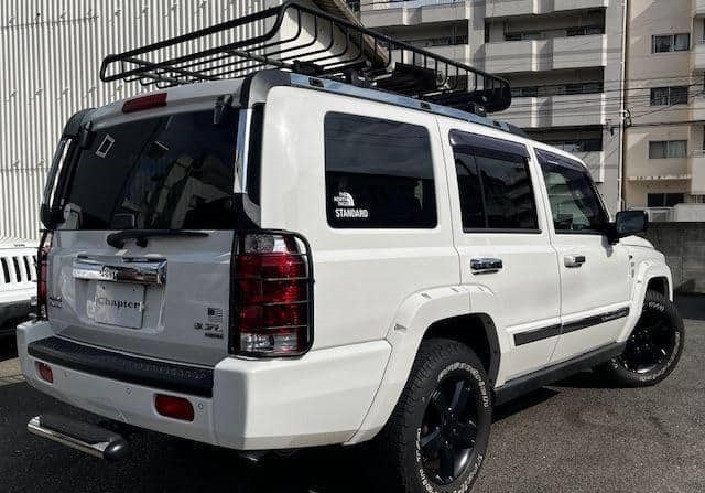 Is the JEEP COMMANDER 5.7HEMI4WD 2007 suitable for off-road driving in Uganda?