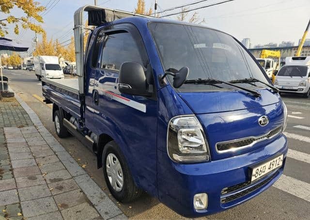 Is the KIA BONGO 3 KING CAB LPG 2021 suitable for commercial use in Uganda?