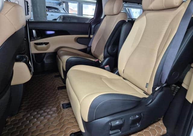 Is the KIA CARNIVAL 2023 suitable for large families?