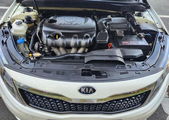 Is the KIA K5 OPTIMA LPI LUXURY 2011 fuel-efficient for Ugandan roads?