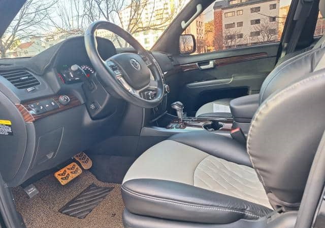 Is the KIA MOHAVE 2019 suitable for off-road driving in Uganda?