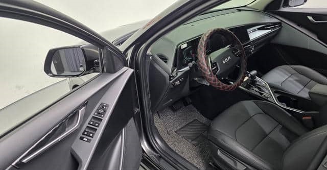 Is the KIA NIRO TRENDY 2025 available with hybrid options?