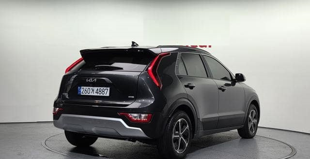 Is the KIA NIRO TRENDY 2025 available with hybrid options?