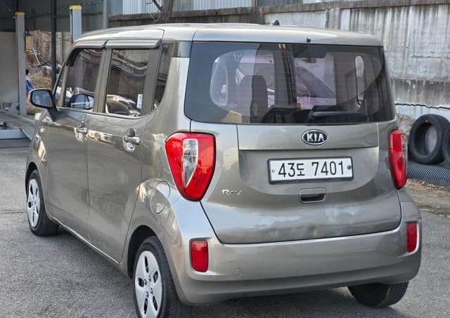 Is the KIA RAY STANDARD RAY DELUXE 2013 fuel-efficient for city driving?