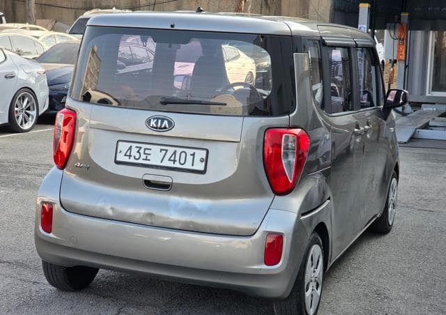 Is the KIA RAY STANDARD RAY DELUXE 2013 fuel-efficient for city driving?