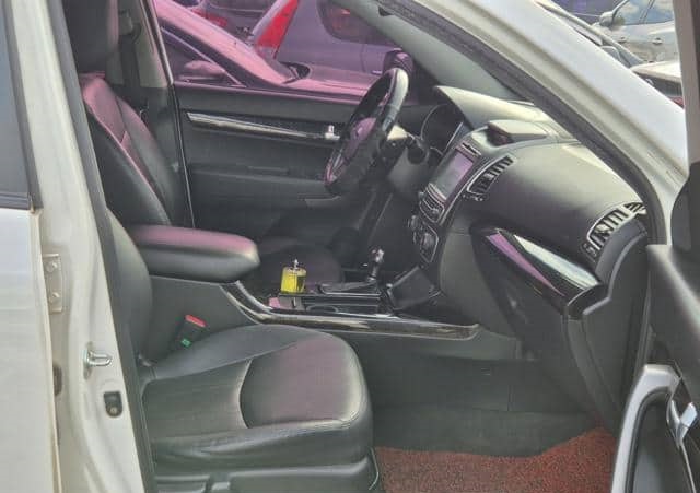 Is the KIA SORENTO 7SEAT 2013 fuel-efficient for long trips in Uganda?
